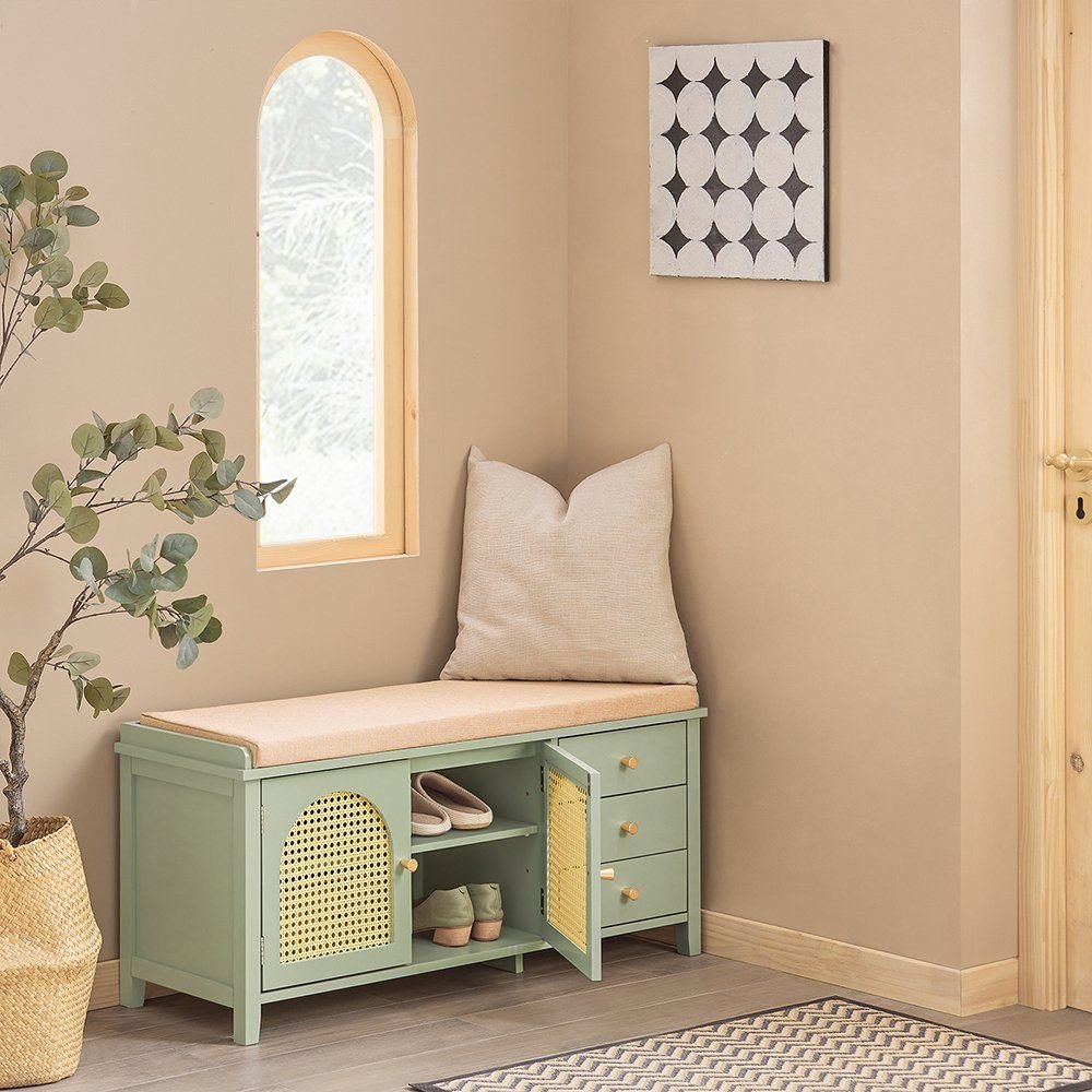 Shoe bench with seat and grid-look entry space